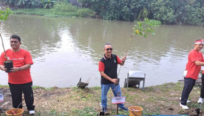 Suparma Tanam 80 Pohon Kluwih, Tebar 8000 Bibit Ikan di Kali Surabaya