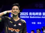 Alwi Farhan Raih Debut Manis di Kejuaraan Dunia BWF 2025.