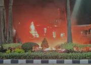 Aksi Solidaritas Berujung Anarkis, Sejumlah Pos Polisi di Surabaya Dibakar Massa