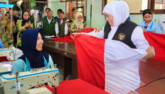 Menjahit Merah Putih Sepanjang 80.000 Meter, Ribuan Pelajar Jatim Pecahkan Rekor MURI