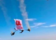 Aksi Heroik Kopassus Meriahkan HUT ke-80 RI, Kibarkan Spanduk di Langit Monas