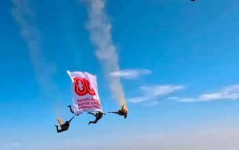 Aksi Heroik Kopassus Meriahkan HUT ke-80 RI, Kibarkan Spanduk di Langit Monas