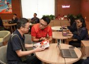 Telkomsel Serahkan Mobil Program Undi-Undi Hepi ke Pelanggan Surabaya