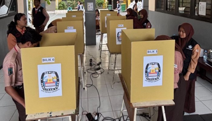 Pemilu Ramah Lingkungan: SMPN 50 Surabaya Wujudkan Demokrasi Tanpa Kertas