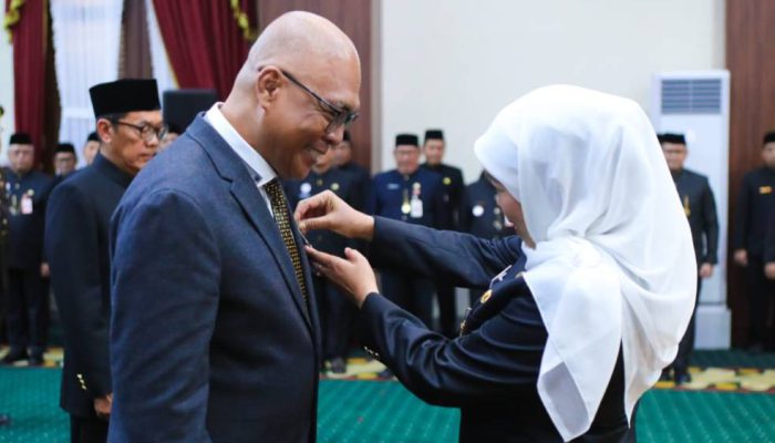 Ketua Umum PWI Akhmad Munir Raih Lencana Kehormatan Tertinggi Jatim “Jer Basuki Mawa Beya”