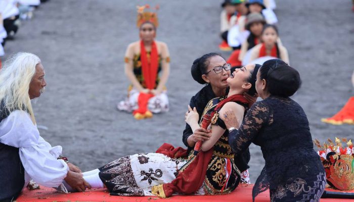 Prosesi Meras Gandrung Sakralkan Pantai Boom, 1.400 Penari Bersiap untuk Gandrung Sewu 2025