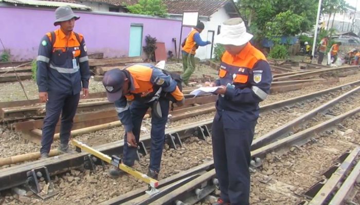 Benahi Jalur Kereta di Delapan Titik, KAI Daop 9 Siap Layani Penumpang Nataru