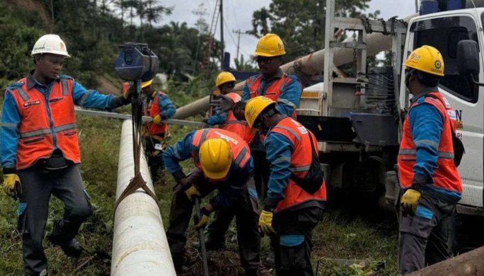 Direktur Utama PLN Serahkan Bantuan Pascabencana di Aceh Tamiang