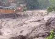 Kawasan Wisata Guci Tegal Diterjang Banjir Bandang