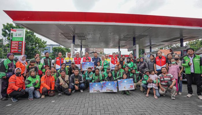 Pertamina Patra Niaga Berbagi di Surabaya: Salurkan Bantuan Pendidikan dan Ganti Oli Gratis untuk Ratusan Driver Ojol