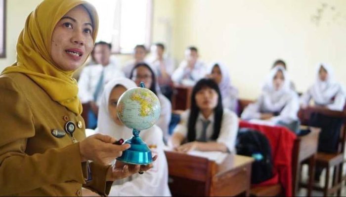 Insentif Guru Honorer Bertambah Mulai 2026, DPR Minta Terus Ditingkatkan