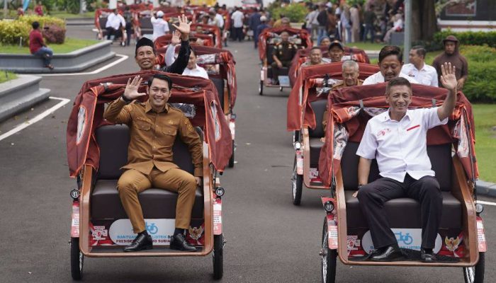 Presiden Prabowo Salurkan 100 Unit Becak Listrik di Tuban