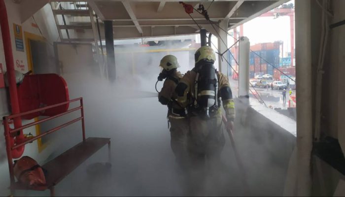 Kapal Peti Kemas Verizon Terbakar di Tanjung Perak