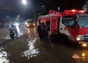 Hujan Deras, Armada Damkar dan DLH Surabaya Dikerahkan Tangani Genangan