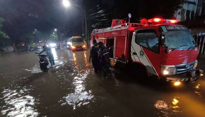 Hujan Deras, Armada Damkar dan DLH Surabaya Dikerahkan Tangani Genangan