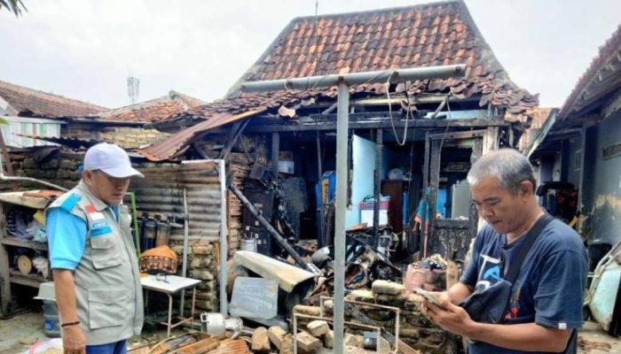 Wujud Kepedulian, YBM PLN UP3 Madura Salurkan Santunan untuk Korban Kebakaran di Pamekasan