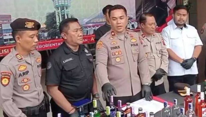 Polres Jombang Amankan Ratusan Botol Miras Ilegal dari Jogoroto