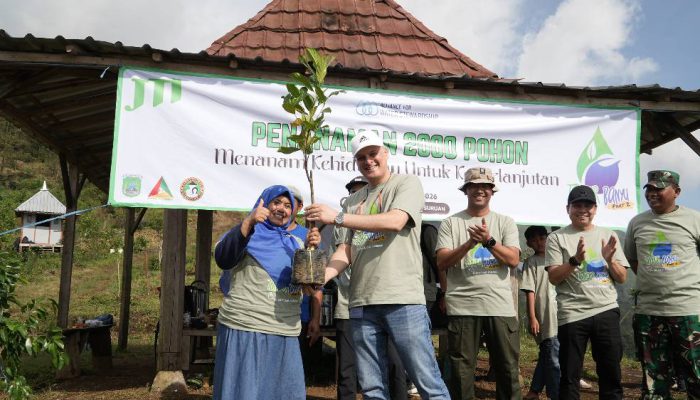 JTI Indonesia dan Pegiat Lingkungan Kolaborasi Bangun Rorak di Hulu Gunung Arjuna