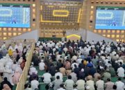 Ribuan Jemaah Padati Islamic Center Jatim, Khatib Ajak Jaga Lisan Usai Ramadan