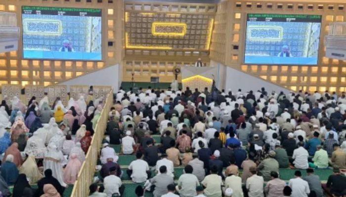Ribuan Jemaah Padati Islamic Center Jatim, Khatib Ajak Jaga Lisan Usai Ramadan