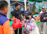 Tradisi Riyayan di Grahadi: Ribuan Warga Surabaya Terima Sembako dan Jamuan PKL Gratis