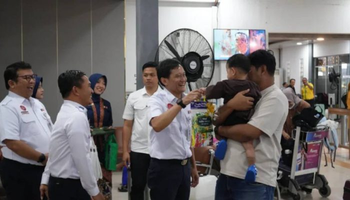 Pantau Arus Balik di Jember dan Surabaya, Dirut KAI Jamin Layanan Prima dan Keterisian Tiket 97 Persen