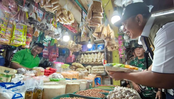 Ahmad Rizal Ramdhani Pantau Pasar Wonokromo, Pangan Dipastikan Stabil