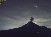 Semeru Erupsi Sabtu Malam, Awan Panas Meluncur 2,5 Kilometer ke Besuk Kobokan