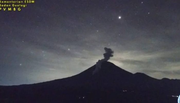 Semeru Erupsi Sabtu Malam, Awan Panas Meluncur 2,5 Kilometer ke Besuk Kobokan