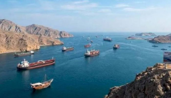 Iran Tutup Selat Hormuz, Harga Minyak Global Langsung Terkerek 7 Persen