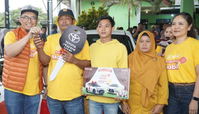Bahagia Warga Mantup, Menang Mobil Viu–Telkomsel dan Diarak Meriah di Desa