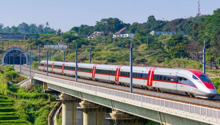 KAI Services Resmi Kelola Dining Car Whoosh, Penumpang Nikmati Layanan Kuliner Baru