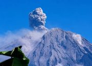 Gunung Semeru Erupsi Lima Kali, Letusan Tertinggi Capai 1,2 Kilometer.