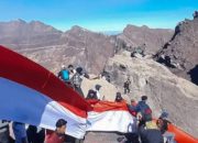 HUT ke-81 RI, Ratusan Pendaki Gelar Upacara di Puncak Gunung Raung