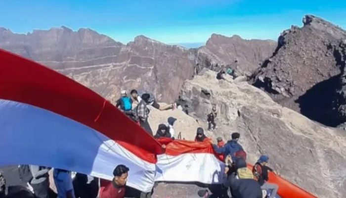 HUT ke-81 RI, Ratusan Pendaki Gelar Upacara di Puncak Gunung Raung