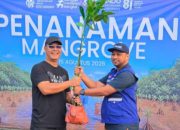 Dukung Pelestarian Pesisir, TPS Serahkan 3.000 Bibit Mangrove ke DLH Kota Surabaya