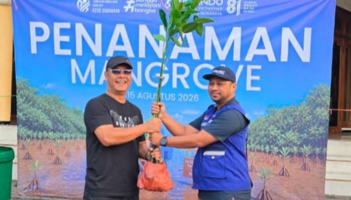 Dukung Pelestarian Pesisir, TPS Serahkan 3.000 Bibit Mangrove ke DLH Kota Surabaya