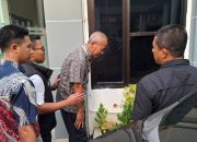 Jelang Magrib, Purwo Bujono Keluar dari Pidsus Kejari Nganjuk dan Dibawa ke RS