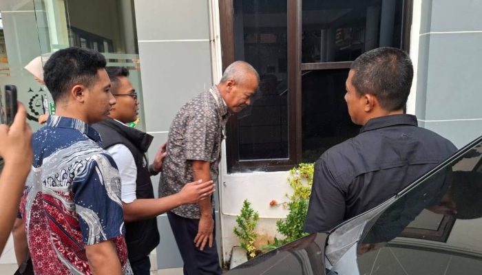 Jelang Magrib, Purwo Bujono Keluar dari Pidsus Kejari Nganjuk dan Dibawa ke RS