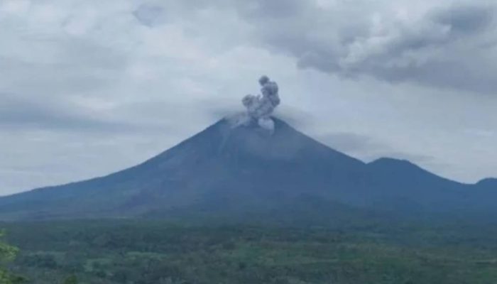 Gunung Semeru Erupsi Dini Hari, Amplitudo Maksimum 23 Milimeter