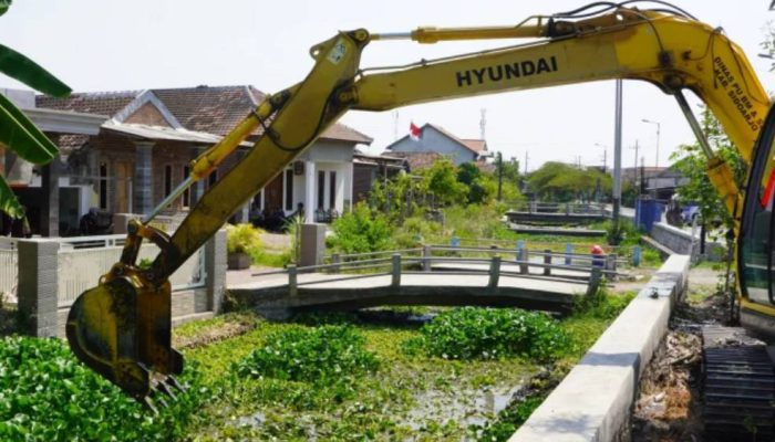 Sungai Tanggulangin-Candi Didangkalkan, Subandi Turunkan 5 Ekskavator