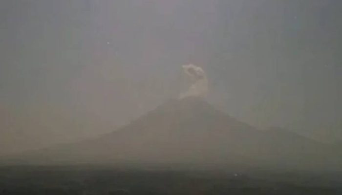 Gunung Semeru Erupsi 6 Kali, Warga Diminta Waspadai Awan Panas dan Lahar
