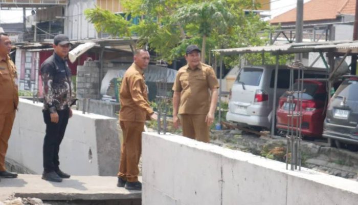 Subandi Sidak Proyek Betonisasi Jalan Gedangan–Betro, Normalisasi Sungai Ikut Dikebut